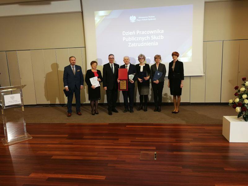 Podczas konferencji, minister Elżbieta Rafalska oraz wiceminister Stanisław Szwed wręczyli przedstawicielom wyróżnionych urzędów pracy okolicznościowe statuetki, dyplomy i wyróżnienia.