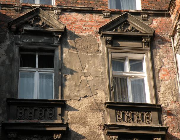 str.9 Elewacja frontowa 9-osiowa z dwoma 2-osiowymi wykuszami, zwieńczonymi balkonem na ostatnim piętrze.