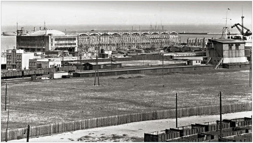 Uroczystość poświęcenia portu i dworca miała miejsce 8 grudnia 1933 roku w dniu Święta Szkoły Morskiej.