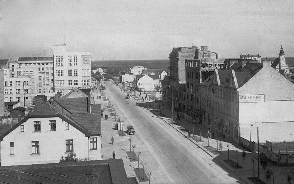 Ważne miejsca w Gdyni Ulica 10 lutego Jest to jedna z najstarszych gdyńskich ulic, znajdująca się w dzielnicy Śródmieście. Wzdłuż niej leży najsłynniejsza w Polsce, legendarna morska oś widokowa.