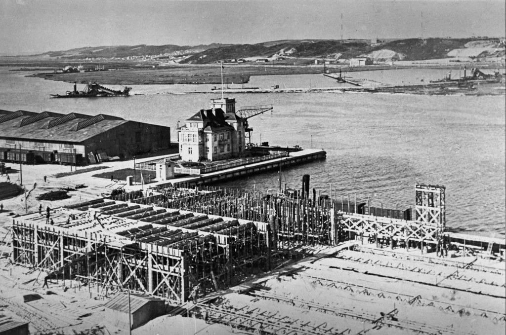 Port morski w Gdyni Za formalny początek istnienia portu Gdynia uznawana jest data 23 września 1922 r., jednak jego budowa zaczęła się już w roku 1920.