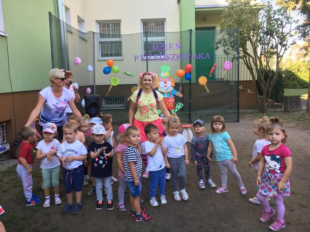 Razem z nimi bawimy się, uczymy piosenek oraz zasad jak się bawić i zachowywać aby wszyscy w przedszkolu czuli się dobrze. Chodzimy także do przedszkolnego ogrodu gdzie jest dużo fajnych zabawek.