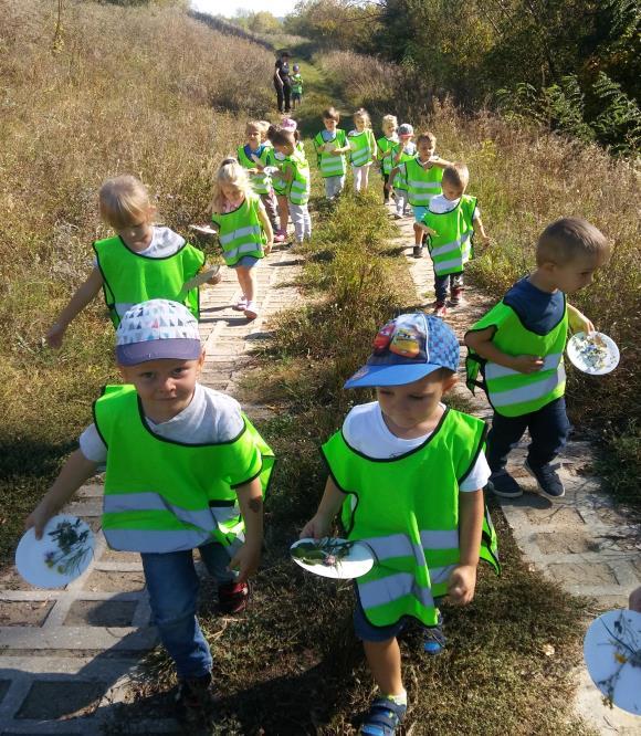 Wspominając wakacje wyruszyliśmy na spacer nad rzekę Narew. Obserwowaliśmy ptactwo wodne, opowiadaliśmy o korzystaniu z plaż miejskich.