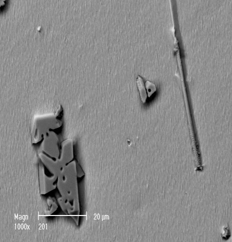 3. Brass microstructure containing numerous hard inclusions (pointed by arrows); on the light background the darker phase and the hard inclusions, HNO 3 etched a b Rys. 4.