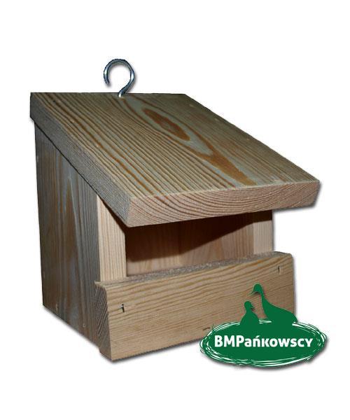 Otwór wlotowy powinien być umieszczony na wysokości 20-21 cm od dna skrzynki oraz mieć średnicę 33-35 mm. http://www.bmpankowscy.pl/index.php?