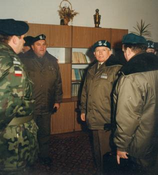 Fot. Kronika WKU w Suwałkach. Na zdjęciu m.in. gen. Szumski i płk Rejterada.