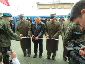 Uroczystego otwarcia WKU dokonali (od lewej): Wojskowy Komendant Uzupełnień w Suwałkach ppłk Grzegorz Konopko, były Wojskowy Komendant uzupełnień ppłk rez.