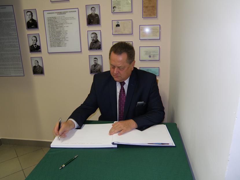 Fot. Rok 2016 - Pan Jarosław Zieliński, Poseł Rzeczypospolitej, Wiceminister Spraw Wewnętrznych i Administracji dokonuje wpisu w kronice WKU w