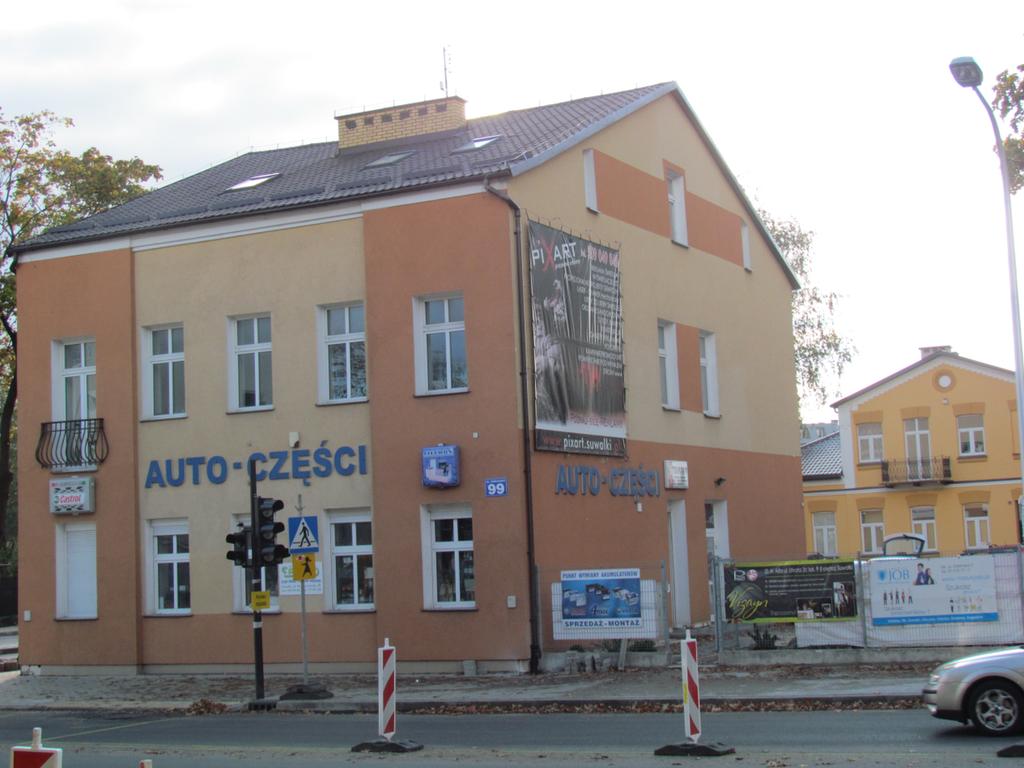 siedzibą w Lipsku. Dnia 29.10.1944 r. obsada RKU Augustów przybyła z Białegostoku do Lipska (powiat Augustów). Opisujący to wydarzenie rozkaz nr 15 z dnia 09.11.1944 r. podpisał Rejonowy Komendant Uzupełnień: ppor.