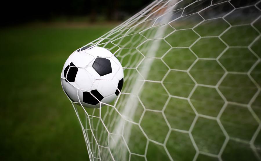 PIŁKA NOŻNA Jest zajęciem na mile spędzony czas Codziennie kopię ją nie raz. Sport ten jest dla mnie dość bliską czynnością, Więc dla mnie jest królewską mością.