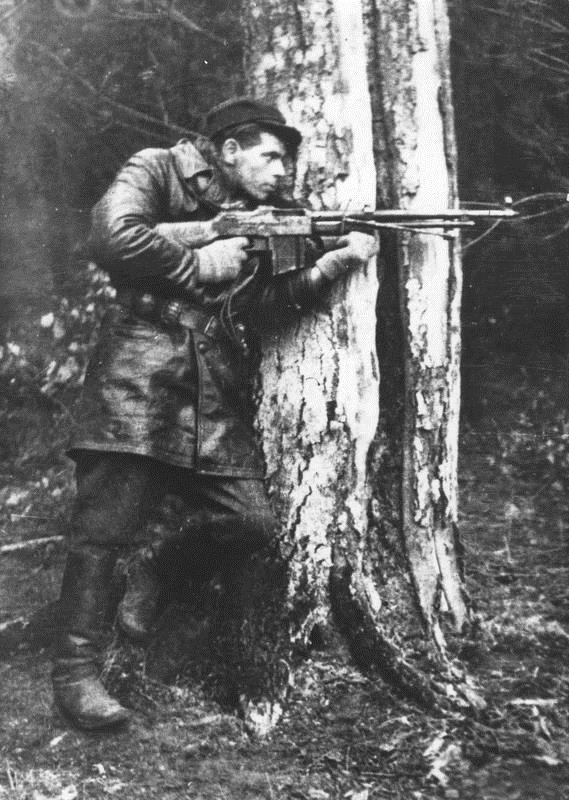 II wojna światowa W marcu 1943 roku oddział partyzancki Jędrusie przy współpracy członków Armii Krajowej i Gwardii Ludowej rozbił mieleckie więzienie