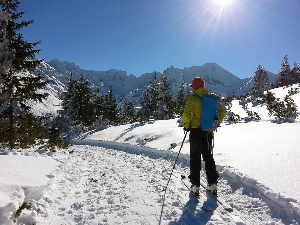 XI. Narciarstwo wysokogórskie - Skitury Narciarstwo wysokogórskie czyli skiturowe to wyjątkowo atrakcyjna forma poruszania się w zimie w terenie górskim.