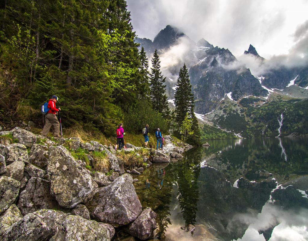 IV. Wycieczka nad Morskie Oko Najbardziej popularna, a jednocześnie łatwa i dostępna dla osób w każdym wieku wycieczka nad najpiękniejszy i największy staw w Tatrach Morskie Oko.