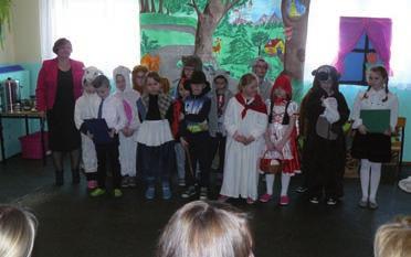 Rodziców przywitała grupa dzieci z klasy II przedstawieniem Czerwony Kapturek przygotowanym przez panią Marię Dudyk-Baran.