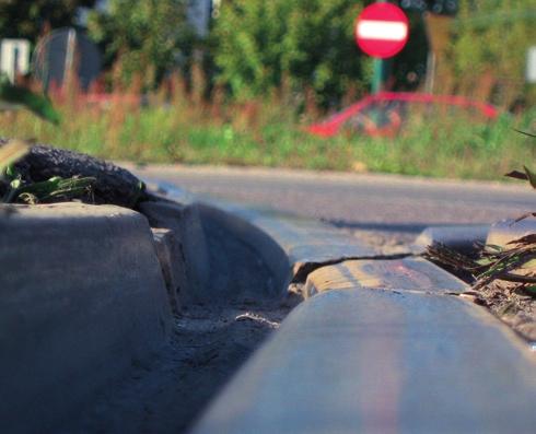 tęgują trudności niwelacji tychże opóźnień. Tym samym właściwsza staje się przebudowa odcinka na dwutorowy. Wbrew pozorom rozwiązanie to nie jest pozbawione wad.
