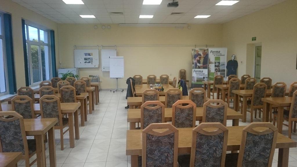 Centrum szkoleniowe Centrum wyposażone jest w salę konferencyjną, która może pomieścić 60 osób i