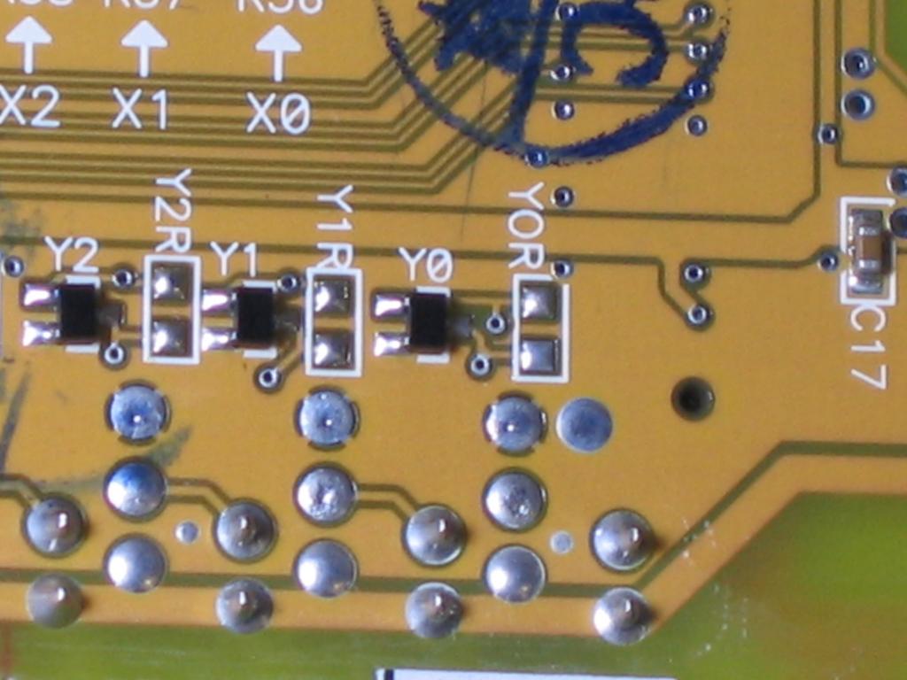 Wymieniony tranzystor DTC123E. Zainstalowany opornik SMD (100Ω) w pozycji Y0R.