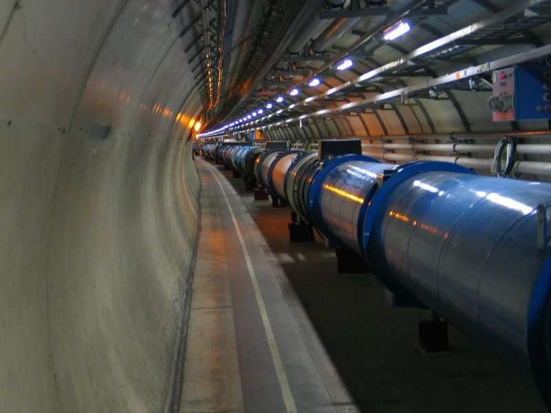 Jednym z zastosowań takiego rozwia zania na duża skale jest akcelerator LHC, w którym wykorzystano magnesy wytworzone z nadprzewodza cego stopu NbTi. Rys. 6.