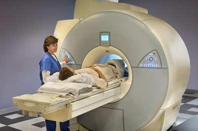 Obrazowanie rezonansem magnetycznym (MRI) w medycynie Magnesy pól wytworzonych przez pra dy p lyna ce w zwojach nadprzewodnikowych sa ważna cze ścia urza dzeń