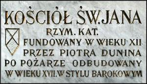 Obecny wystrój barokowy otrzymał podczas remontu przeprowadzonego pod kierunkiem Kaspra Bażanki w XVIII wieku Fasada kościoła jest typem fasady rzymskiej Il Gesu. Posiada dwie kondygnacje.