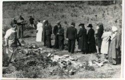 [ze zbiorów IPN] Zdjęcia z ekshumacji masowych grobów