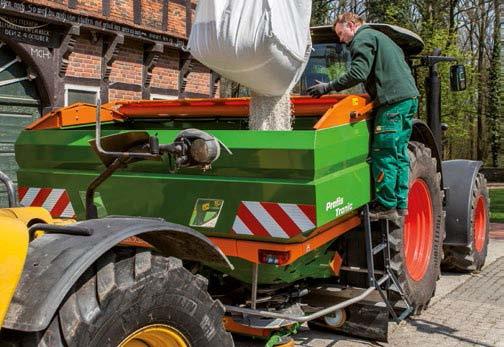 Czujnik nachylenia Wyposażenie Bezpieczeństwo 10 11 Wyposażenie Opcje odciążające kierowcę ZA-TS 2200 z plandeką obsługiwaną mechanicznie Zestaw SafetySet Zestaw postojowy Rozsiewacz AMAZONE ZA-TS z