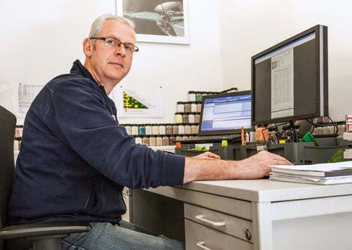 Serwis nawozowy Przenośne stanowisko badawcze 42 43 Serwis nawozowy z nowoczesną halą rozsiewu Do celów badawczych i rozwojowych oraz do oceny seryjnej produkcji, AMAZONE ma do dyspozycji nowoczesną