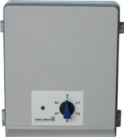 Skrzynki zasilająco-sterujące Natynkowe w zamkniętej obudowie, (wyposażone są w: wyłącznik główny, wyłączniki nadprądowe i zwarciowe, lampki sygnalizacyjne i przełączniki biegów).