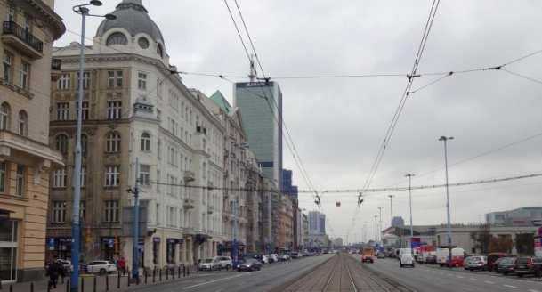 - skrzyżowanie z ul. Nowogrodzką (ulica jednokierunkowa, z zachowaniem kierunku w stronę zachodnią, włączenie na prawe skręty), - skrzyżowanie z ul.