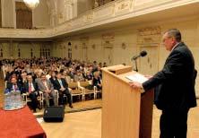 jako świetnie zorganizowane, o szerokiej tematyce i największej liczbie uczestników. Ryc. 1. Ceremonia otwarcia zjazdu prof. W.