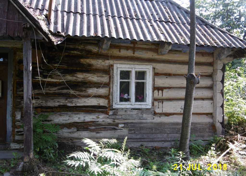34 Fot. nr 58. Archaiczne okienko w prawej części domu. Fot. nr 59 (59-64).