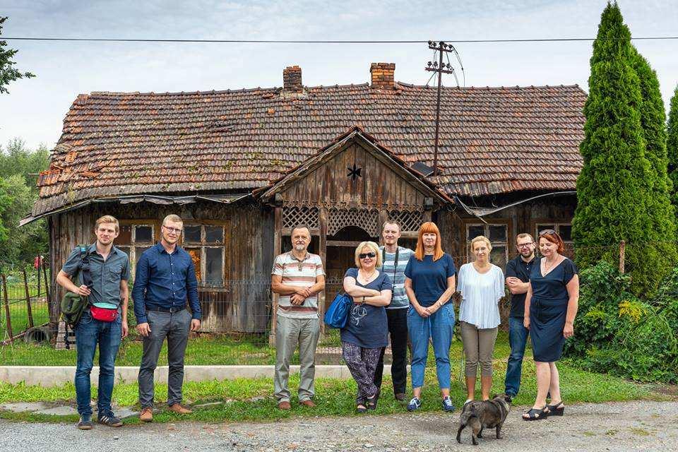 5 Fot. nr 2. Przed chałupą w Wadowie podczas wyrywkowego rekonesansu wg wcześniej przygotowanej przeze mnie i Adama Gryczyńskiego trasy. Pośrodku Panie: Małgorzata Jantos, przew.