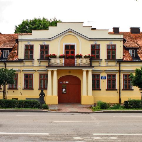 Kamienica gdzie znajduje się muzeum i ławeczka Konopnickiej Stary Folwark Muzeum Wigier Muzeum mieści się w budynku po dawnej stacji Stacji Hydrobiologicznej nad brzegiem jeziora Wigry.