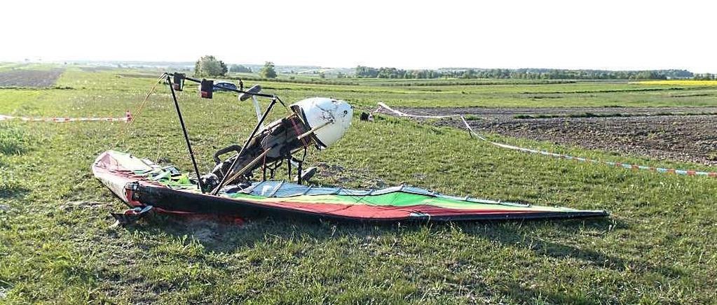 MOTOLOTNIA PO SKAPOTOWANIU MIEJSCE UDERZENIA KOŁA PRZEDNIEGO PODWOZIA W WYSOKĄ MIEDZĘ WSPÓŁRZĘDNE GEOGRAFICZNE: N 50 O 43 09.07 /E 020 O 27 53.
