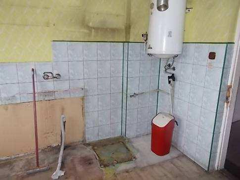 W pokojach i kuchni posadzki z płyt pilśniowych, w przedpokoju i sieni lastriko. Na ścianach malowanie, w łazience płytki ceramiczne starszego typu, w przedpokoju lamperia olejna.