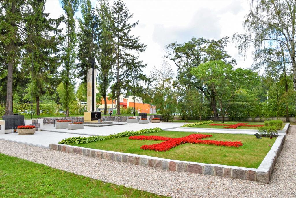 Wejście na cmentarz znajduje się przy ul.