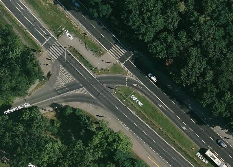 przechodzi w wydzielony pas do skrętu w prawo w ul. Papirusów; na północ od ul.