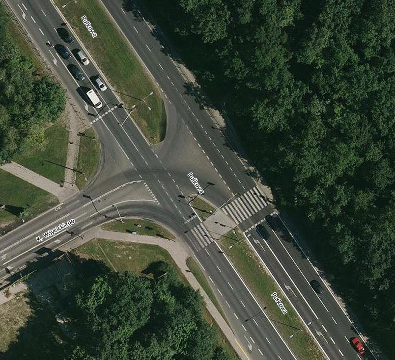 Wóycickiego zlokalizowana jest stacja benzynowa, do której wydzielony jest trzeci pas do skrętu w prawo (dla wjeżdżających na stację), który następnie przechodzi w pas włączeń (dla wyjeżdżających ze