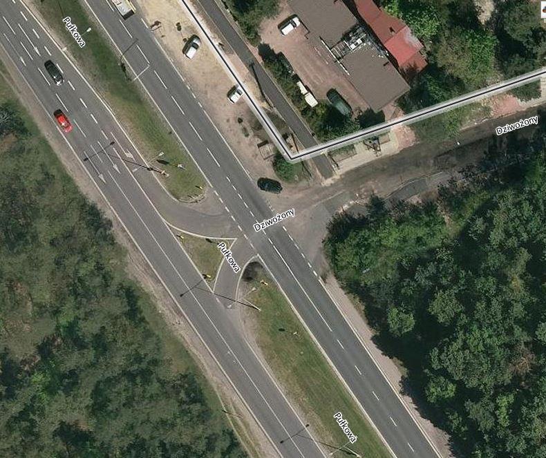 pl] Skrzyżowanie Pułkowa Dziwożony: - skrzyżowanie bez sygnalizacji świetlnej, - wlot południowy: 2 pasy ruchu bez wydzielonych relacji możliwość skrętu w prawo i zakaz zawracania, - wylot północny: