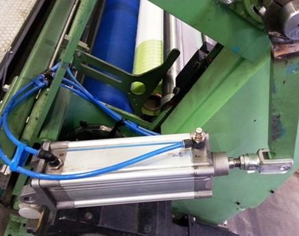 Zadanie 4. Fragment instrukcji obsługi pompy hydraulicznej Pompa ma dwa koła zębate, jedno napędzane silnikiem i drugie bierne. W kadłubie pompy znajdują się dwa kanały.