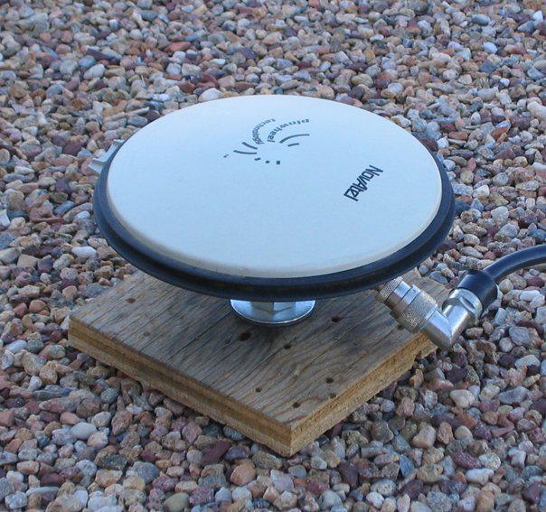 Część analogowa odbiornika nawigacji satelitarnej to antena odbiorcza oraz moduł radiowy zwany front-end Te dwa komponenty ulokowane są zawsze przed częścią cyfrową odbiornika GNSS, która inicjuje
