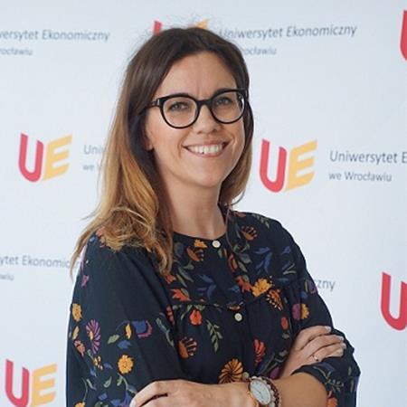 dr Monika Hajdas Innowacje marketingowe: projektowanie innowacji, kreatywność w marketingu, metoda Design Thinking, badania na potrzeby innowacji (Design Research) Otoczenie społeczno-kulturowe w