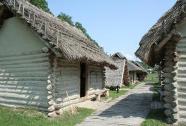 W dniu dojazdu zwiedzimy dwa miejsca. Skansen Archeologiczny Karpacka Troja w Trzcinicy Skansen powstał w miejscu jednego z najważniejszych stanowisk archeologicznych w Polsce.
