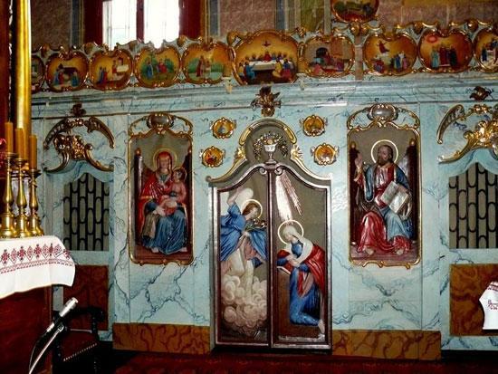 Ikonostas ten początkiem XX wieku został zakwestionowany przez biskupa jako niekanoniczny - w myśl zasady że ikonostas powinien składać się z ikon