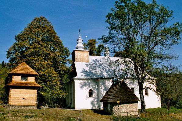 Cerkiew w Łopience i jej surowe wnętrze Dolina po dawnej wsi Łopienka, oraz znajdująca się tu cerkiew, to dla wielu miejsce niemal kultowe, cudowne, miejsce mające swój "klimat" i urok -