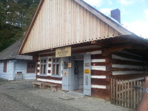 zakopiańskim. Zbudowali go cieśle z Podhala.