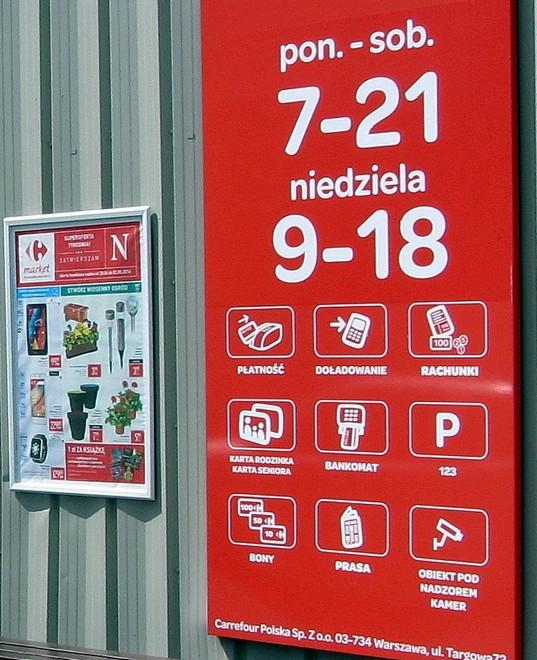 Przykładem jest Carrefour Polska. Do najważniejs zych usług finansowyc h oferowanyc h klientom tej sieci należą karta kredytowa Carrefour Visa, pożyczki gotówkowe oraz zakupy na raty.