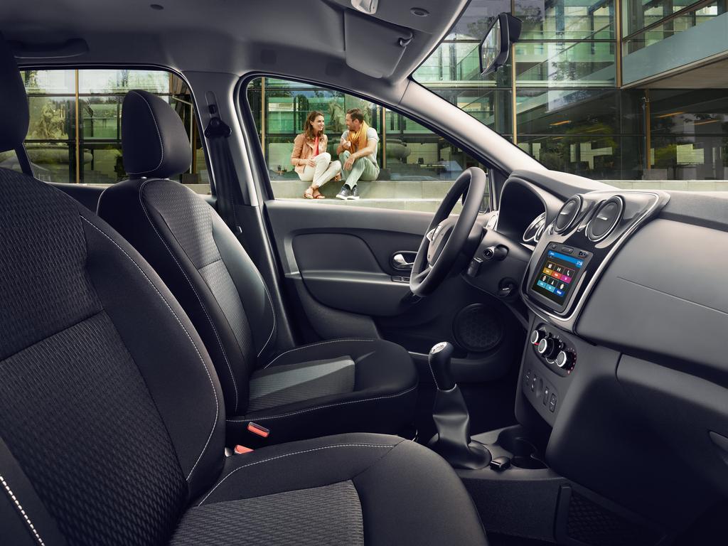 Dacia Sandero PRZESTRZEŃ DLA 5 OSÓB 5 WYGODNYCH MIEJSC DLA 5 DOROSŁYCH Obszerne i komfortowe wnętrze Zajmij miejsce za kierownicą i ciesz się nowym, przestronnym wnętrzem: z pięcioma pełnowymiarowymi