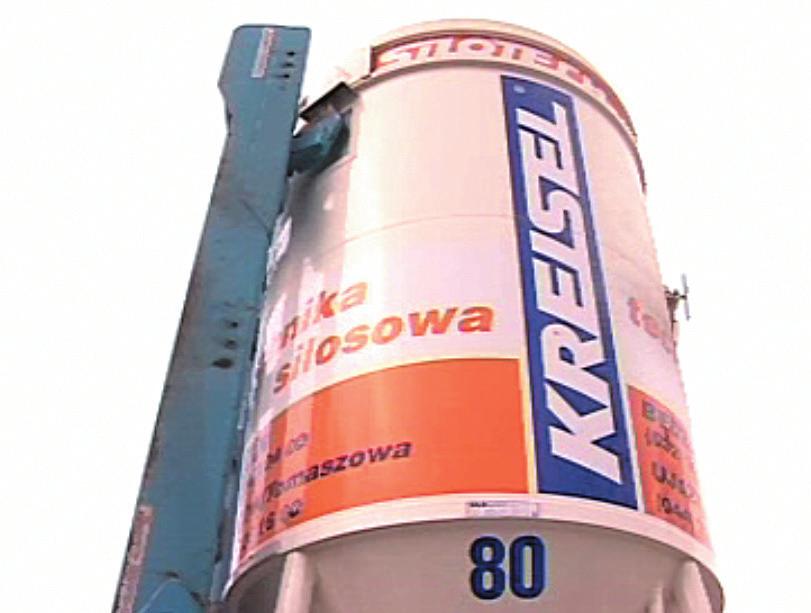 W celu szybkiego i bezpiecznego ustawienia silosu zalecane jest ułożenie kilku segmentów płyt drogowych tworzących utwardzony plac pod silosy i krótką drogę