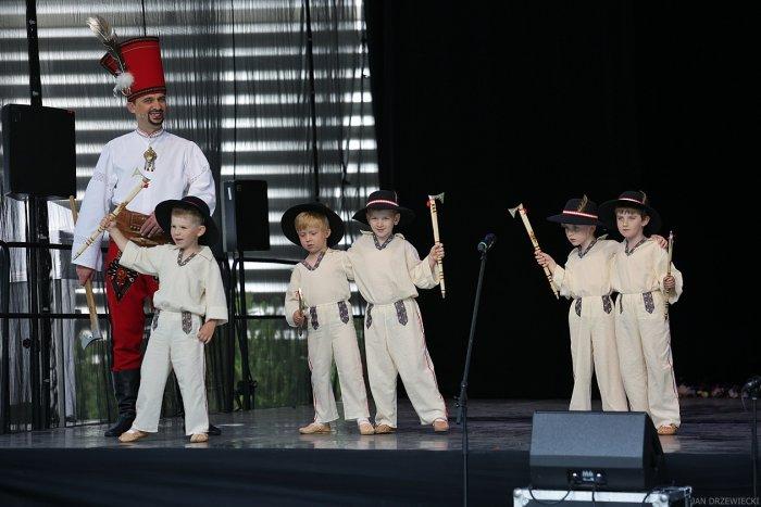 powierzchni Parku w Karolinie ustawionych było kilka scen, na których odbywały się